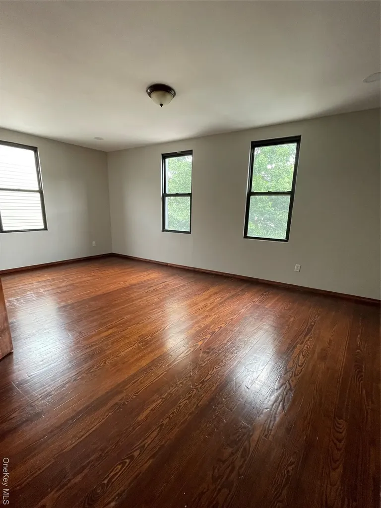 7845 79th Place Glendale NY 11385