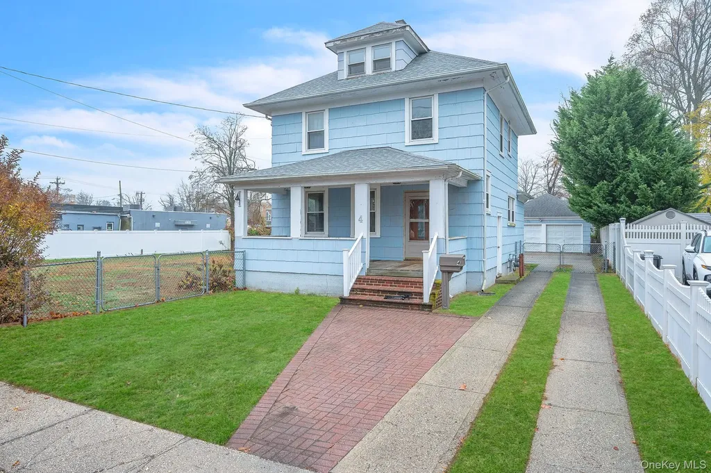 4 3rd Avenue East Islip NY 11730