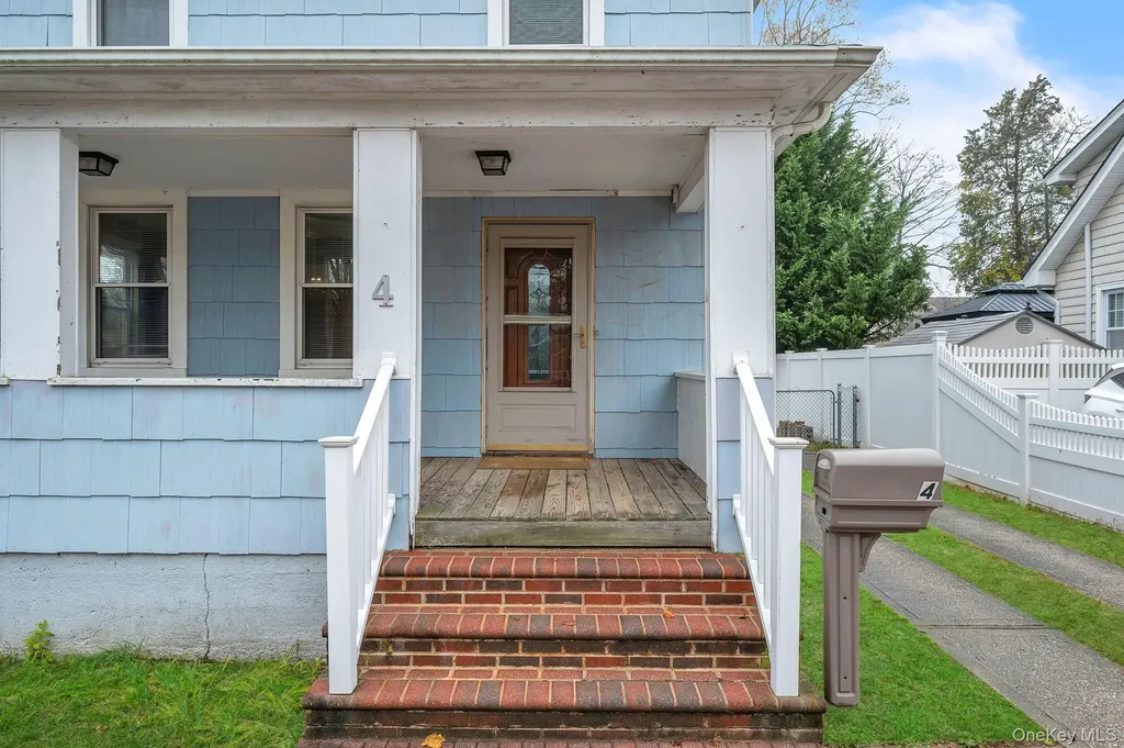 4 3rd Avenue East Islip NY 11730