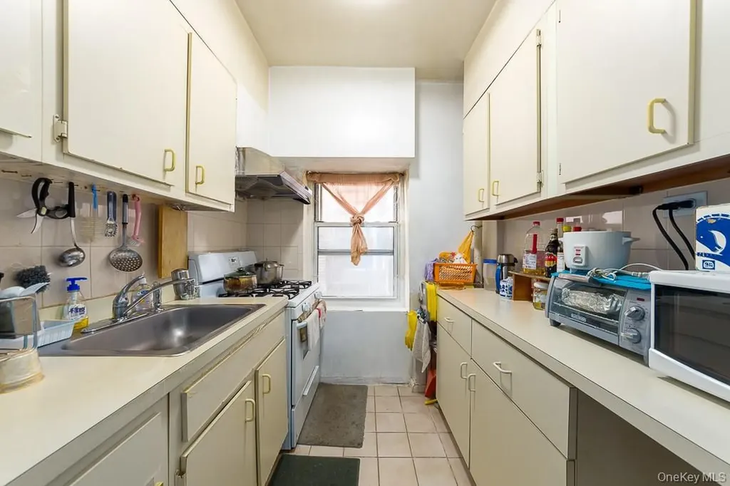 111-50 75th Forest Hills NY 11375