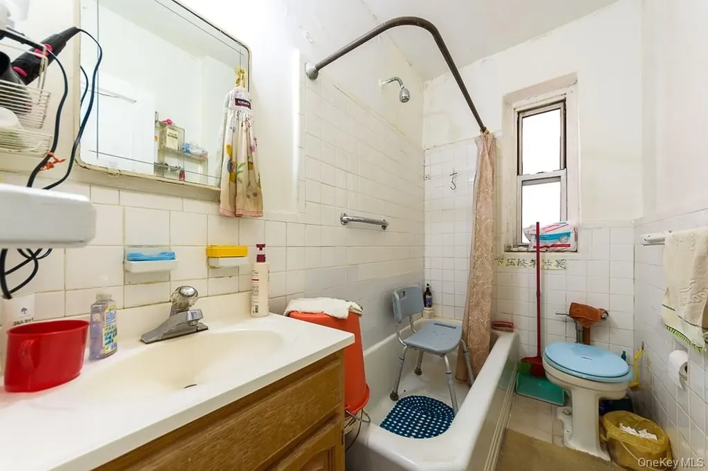 111-50 75th Forest Hills NY 11375