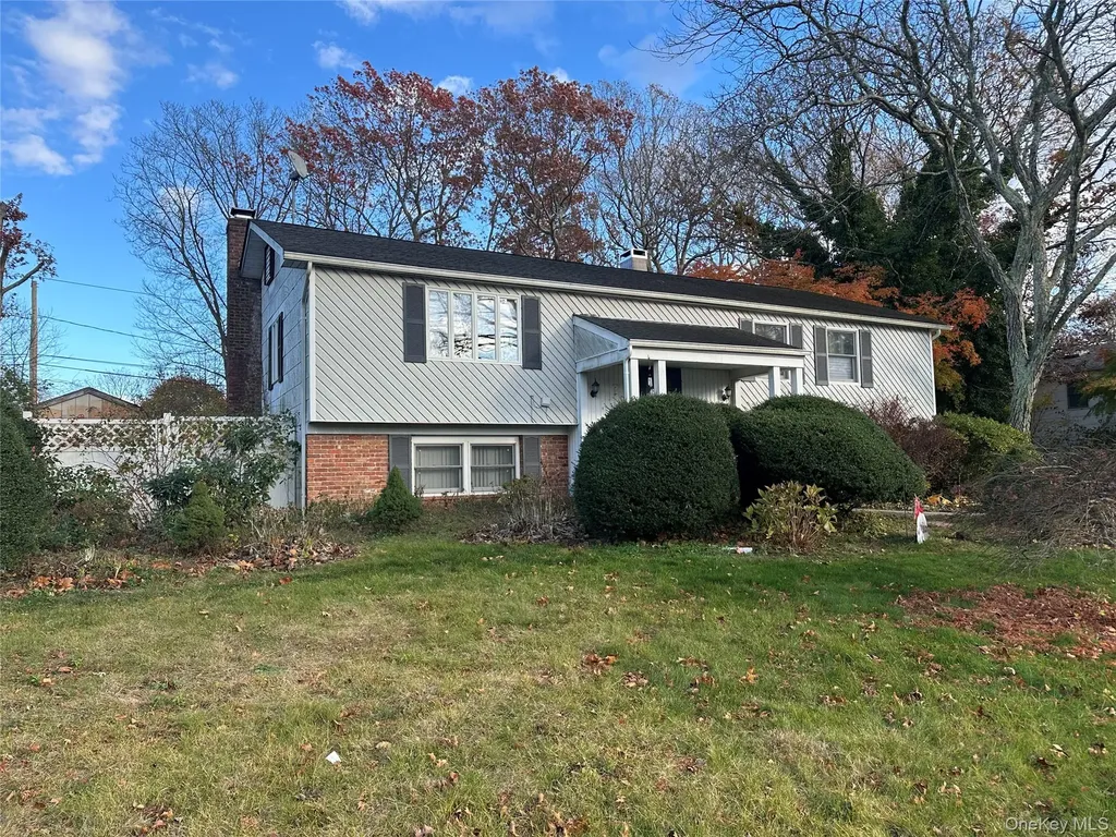 27 Wedgewood Drive Coram NY 11727