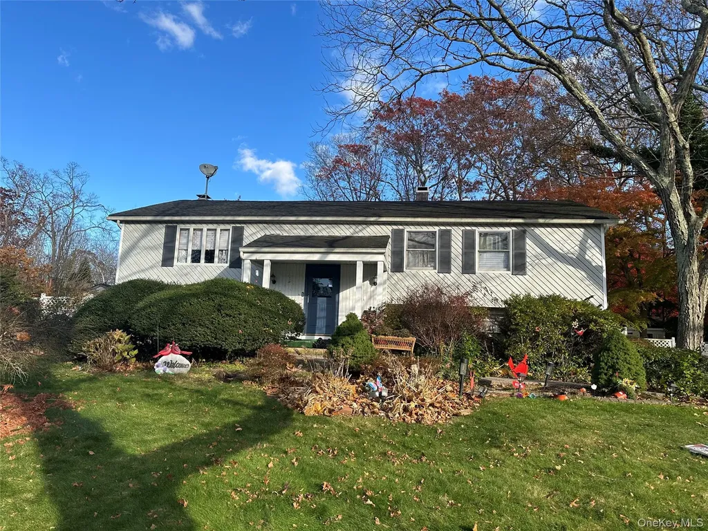 27 Wedgewood Drive Coram NY 11727