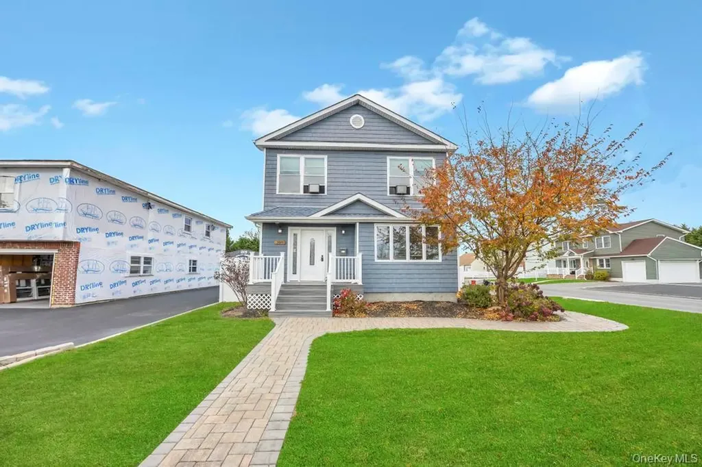 297 Catskill Avenue Lindenhurst NY 11757