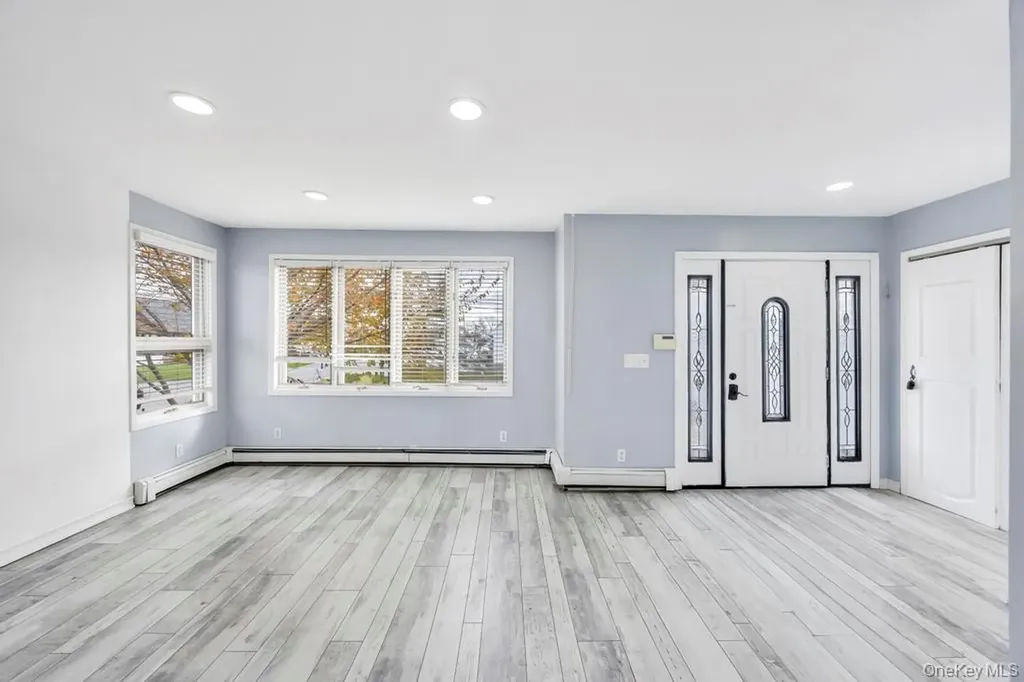 297 Catskill Avenue Lindenhurst NY 11757