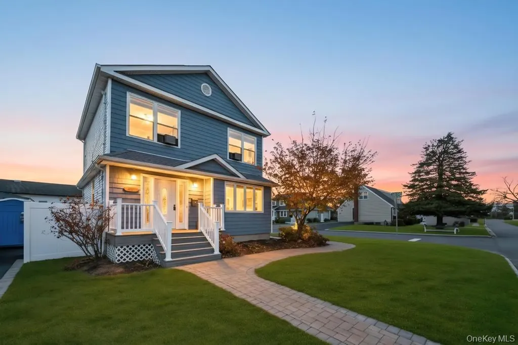 297 Catskill Avenue Lindenhurst NY 11757
