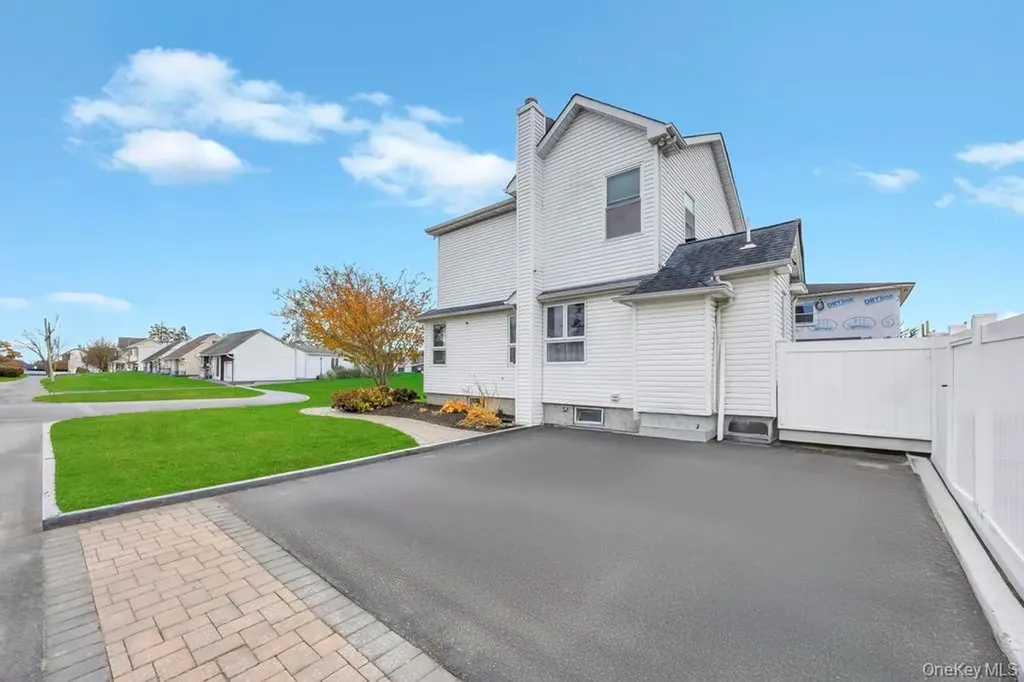 297 Catskill Avenue Lindenhurst NY 11757