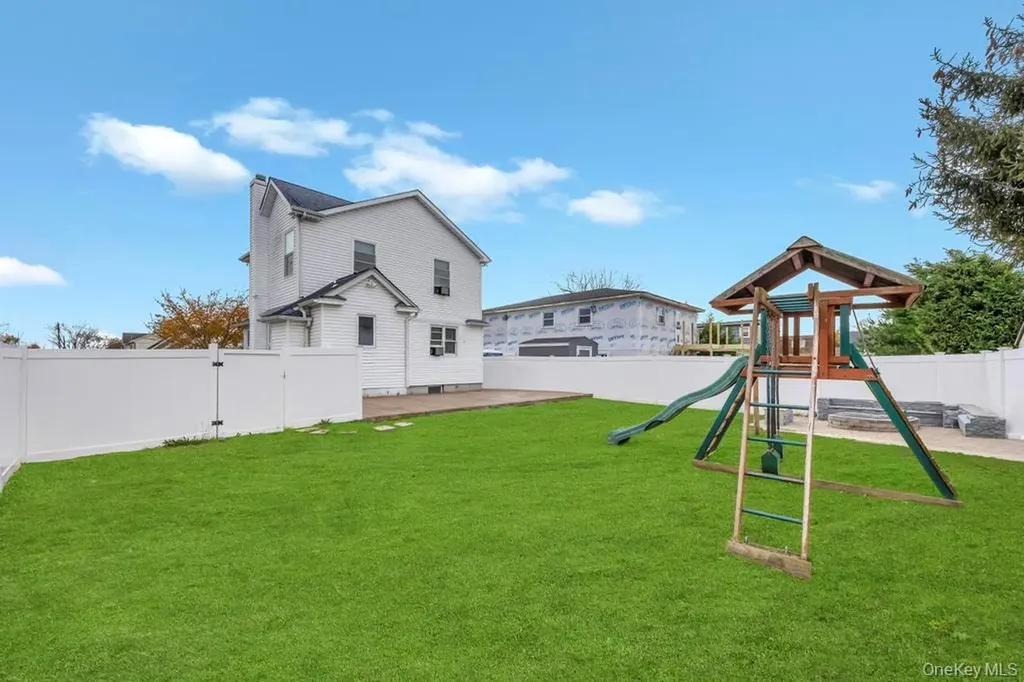 297 Catskill Avenue Lindenhurst NY 11757