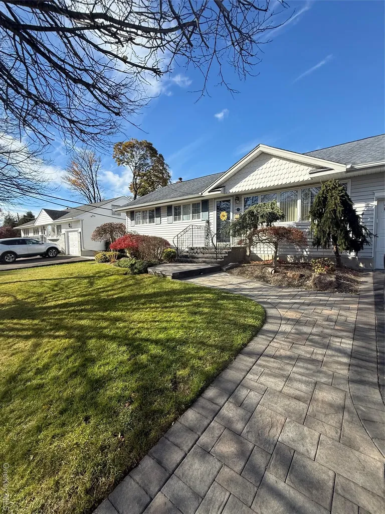 6 Lee Place Old Bethpage NY 11804
