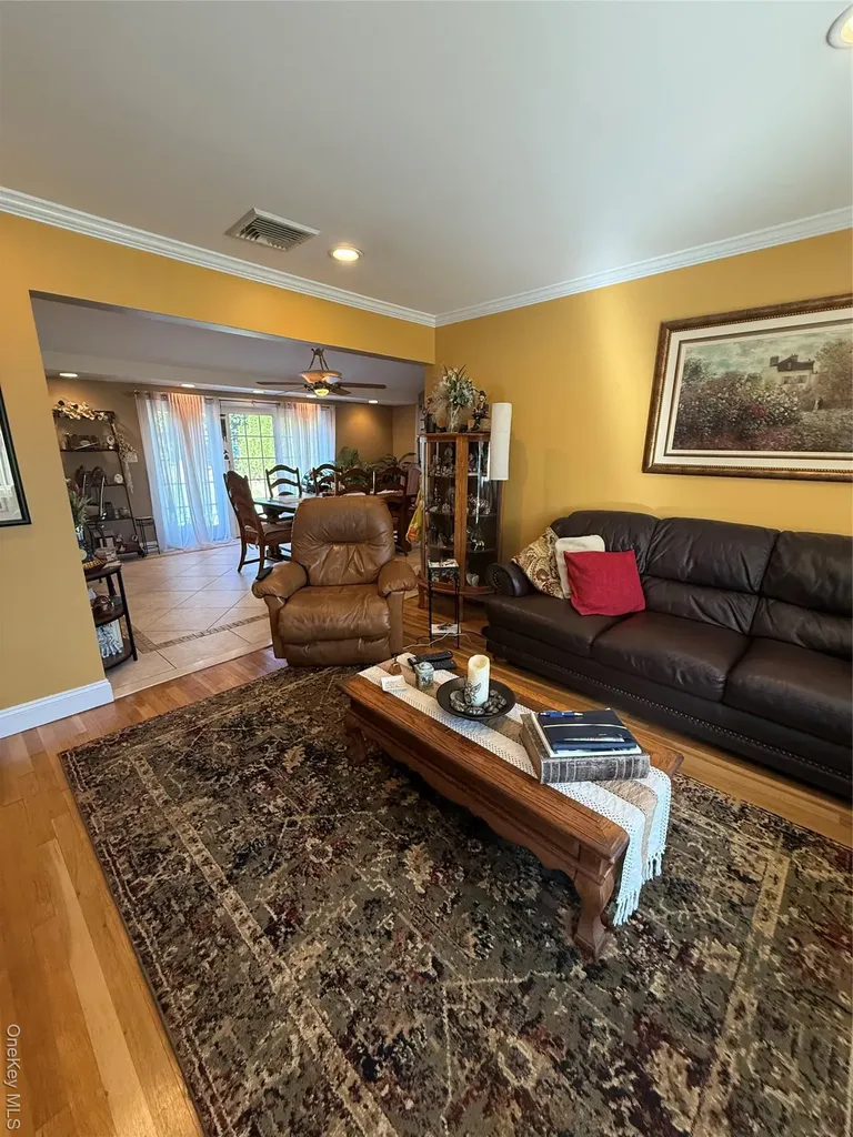 6 Lee Place Old Bethpage NY 11804