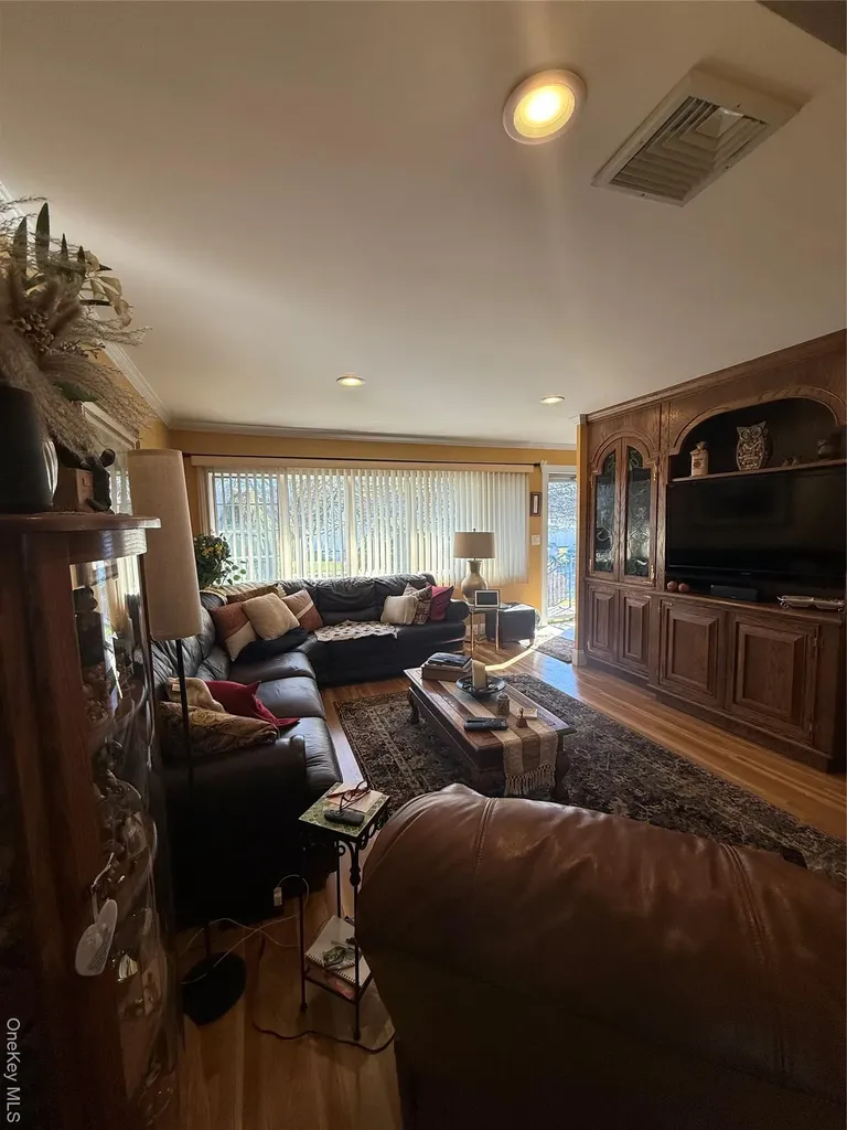 6 Lee Place Old Bethpage NY 11804