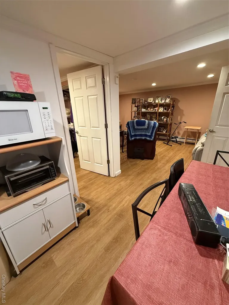 6 Lee Place Old Bethpage NY 11804