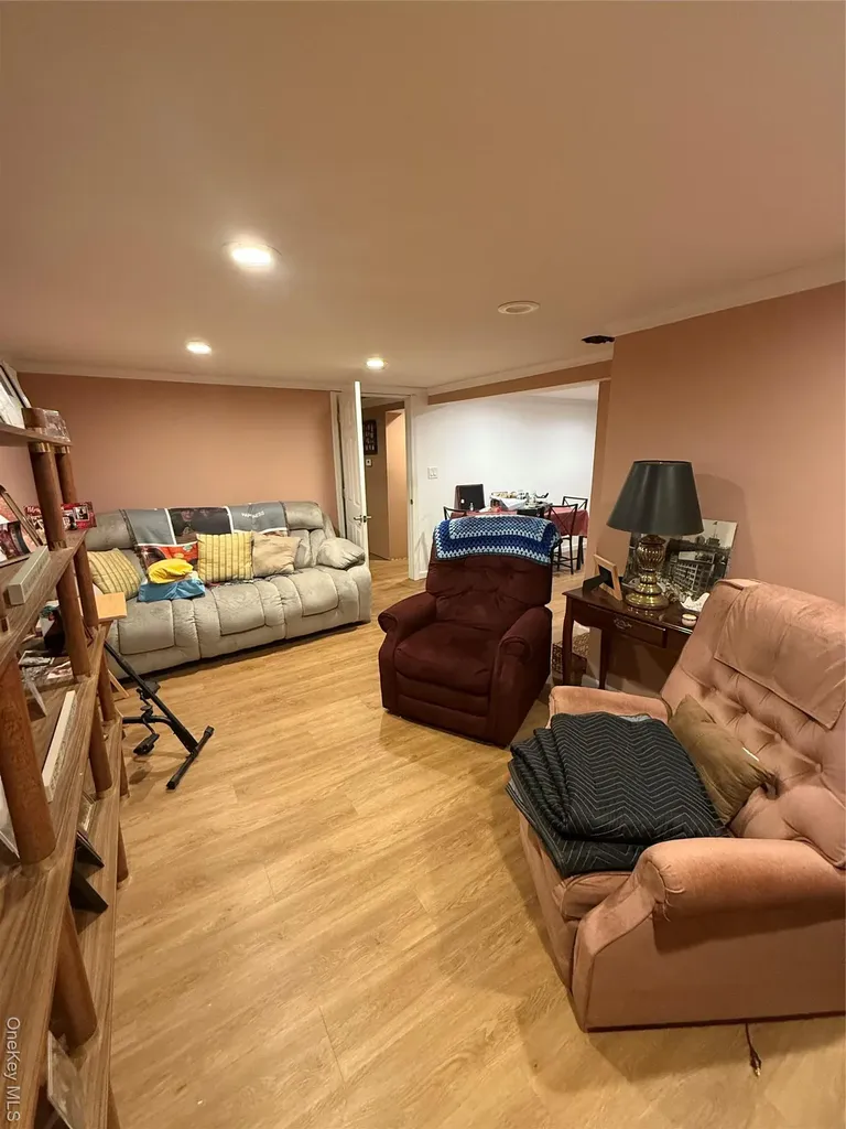 6 Lee Place Old Bethpage NY 11804