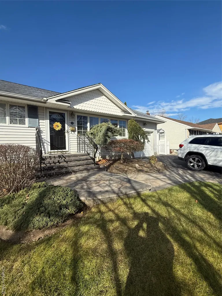 6 Lee Place Old Bethpage NY 11804