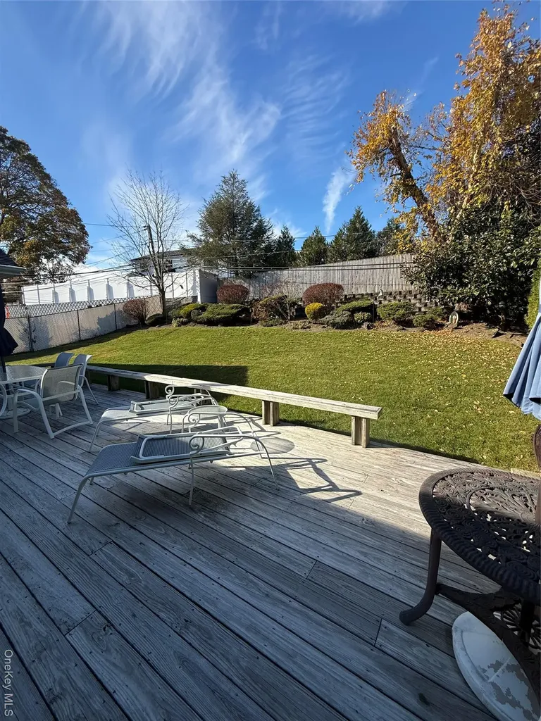 6 Lee Place Old Bethpage NY 11804