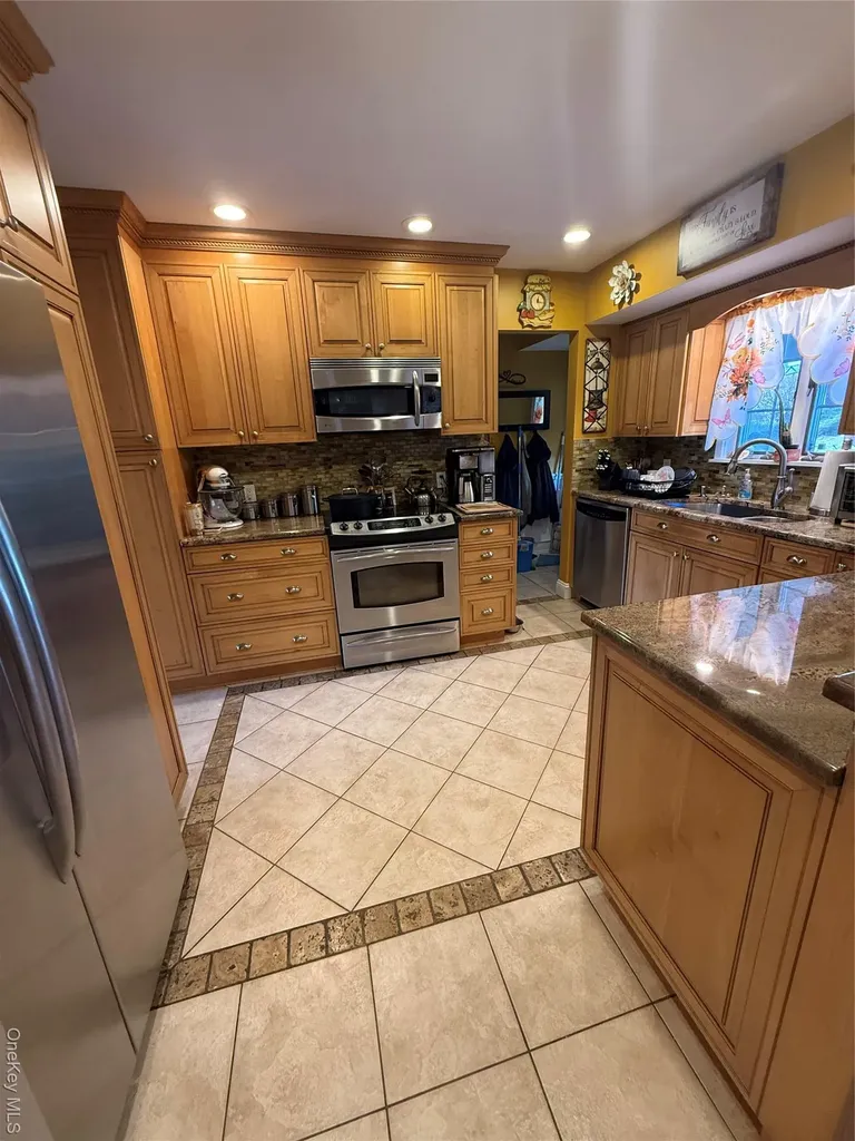 6 Lee Place Old Bethpage NY 11804