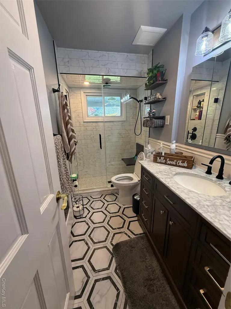 6 Lee Place Old Bethpage NY 11804