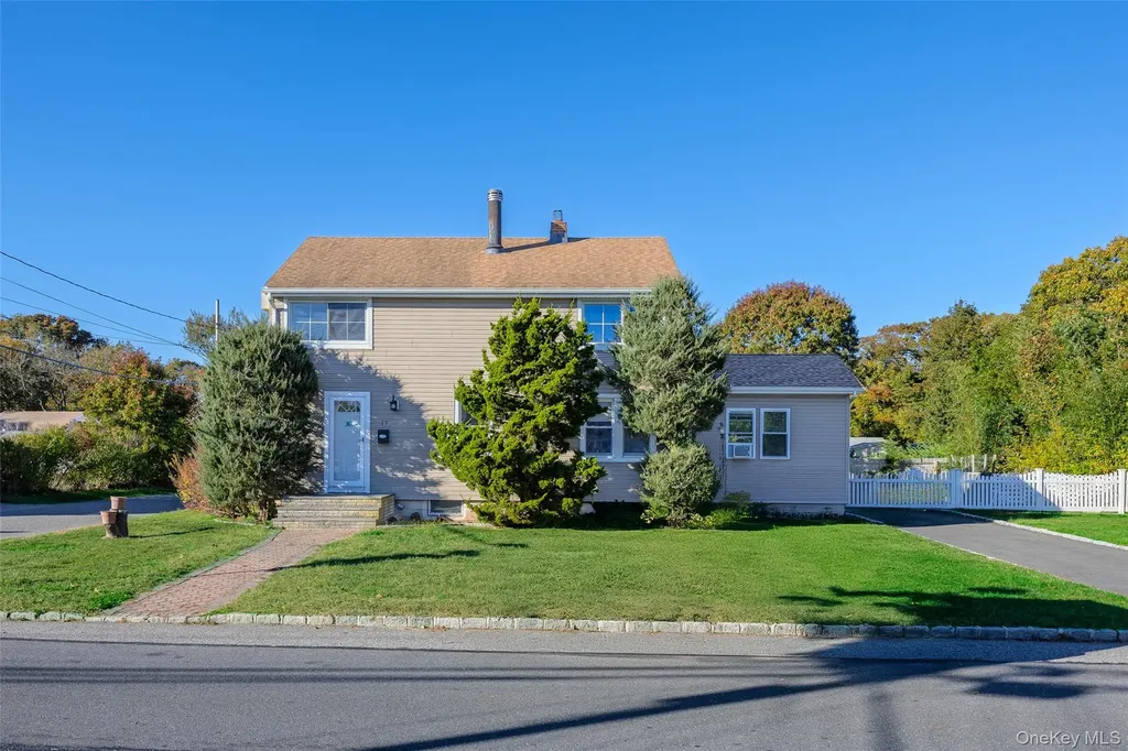 17 Andrew Avenue Islip Terrace NY 11752