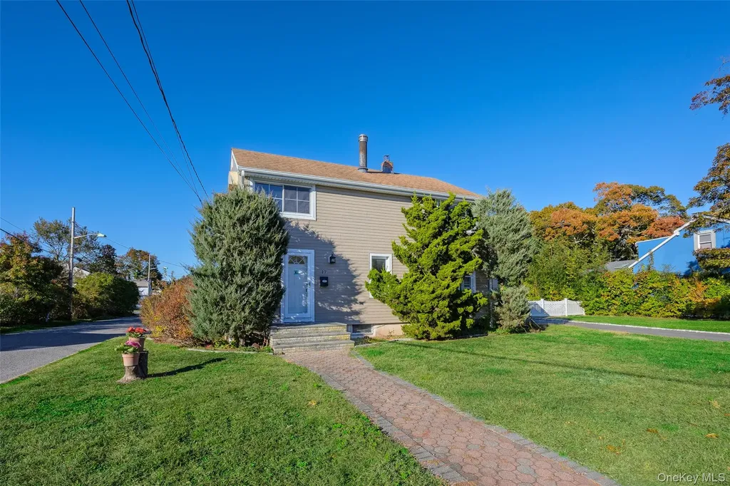 17 Andrew Avenue Islip Terrace NY 11752