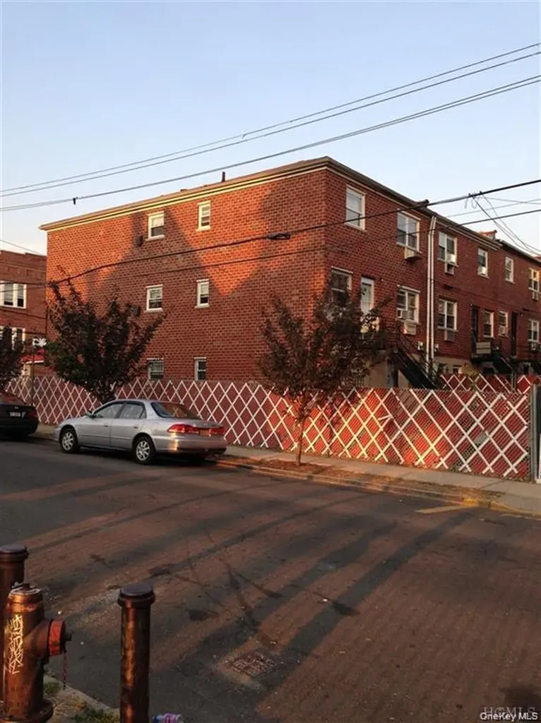 658 E 216th Street Bronx NY 10467