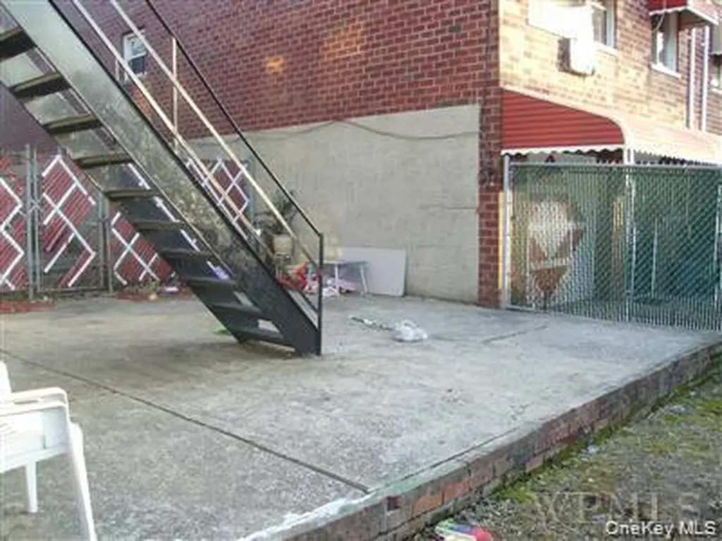 658 E 216th Street Bronx NY 10467