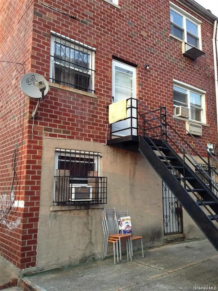 658 E 216th Street Bronx NY 10467