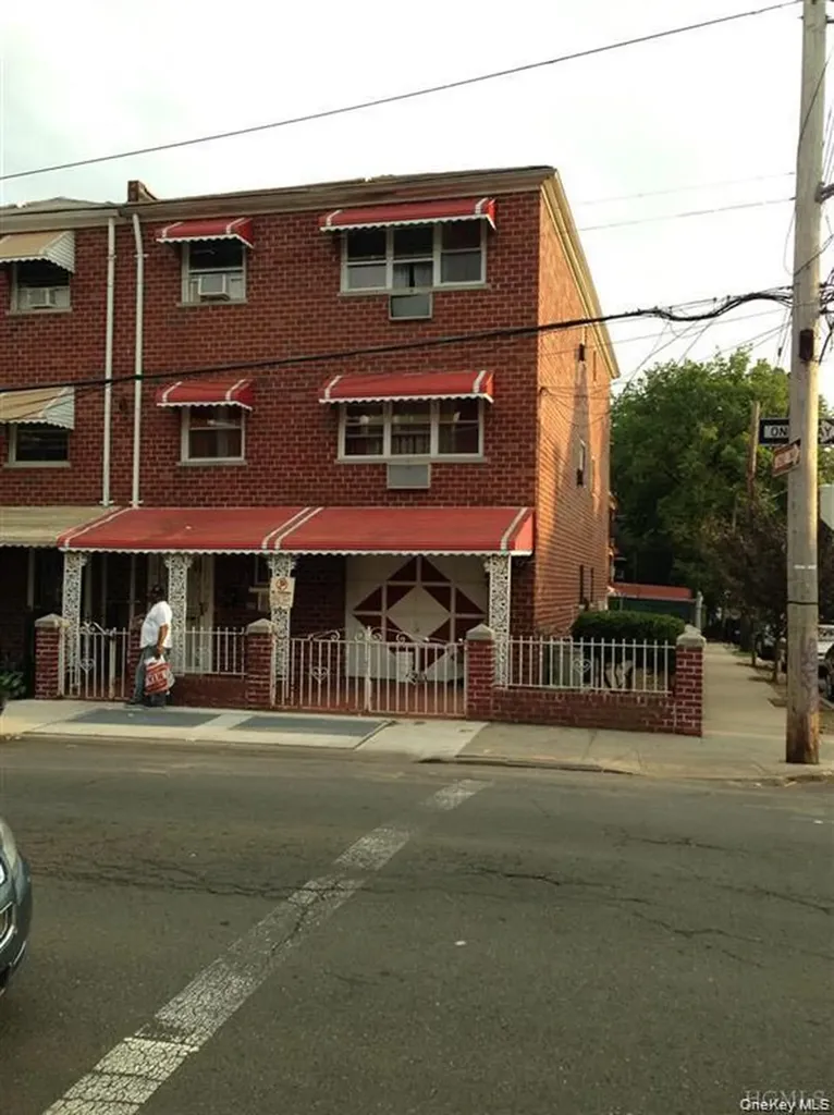 658 E 216th Street Bronx NY 10467
