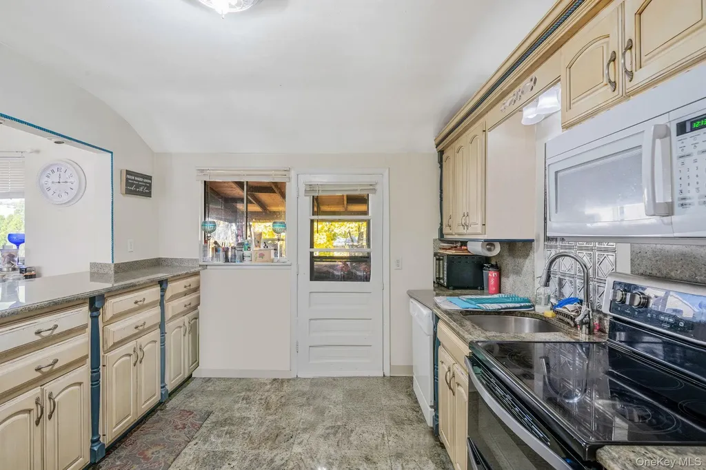 19 Amsterdam Avenue West Babylon NY 11704