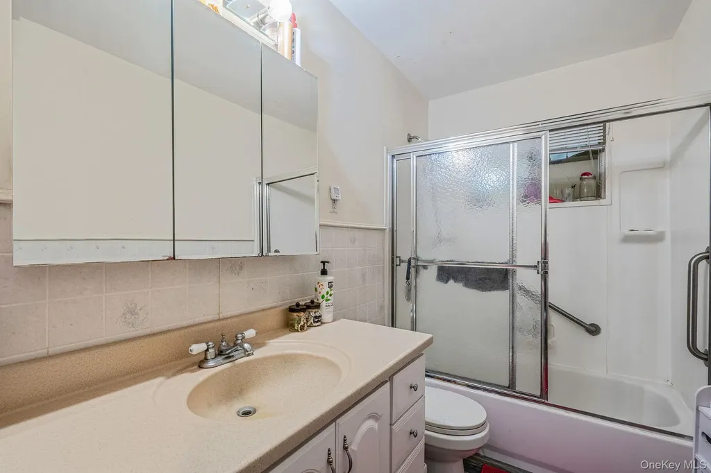 19 Amsterdam Avenue West Babylon NY 11704