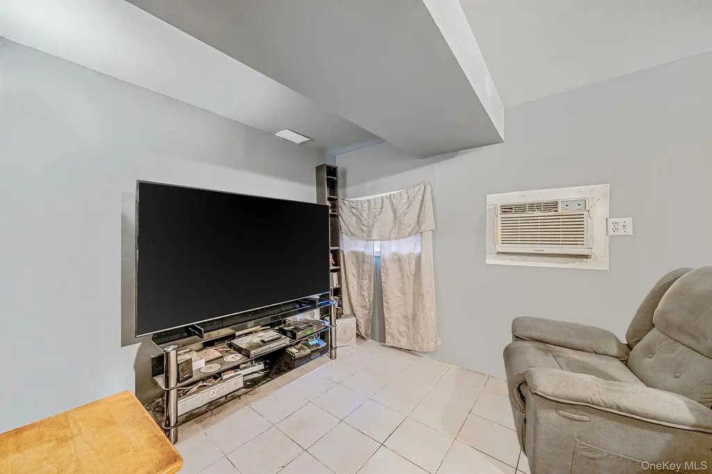 19 Amsterdam Avenue West Babylon NY 11704