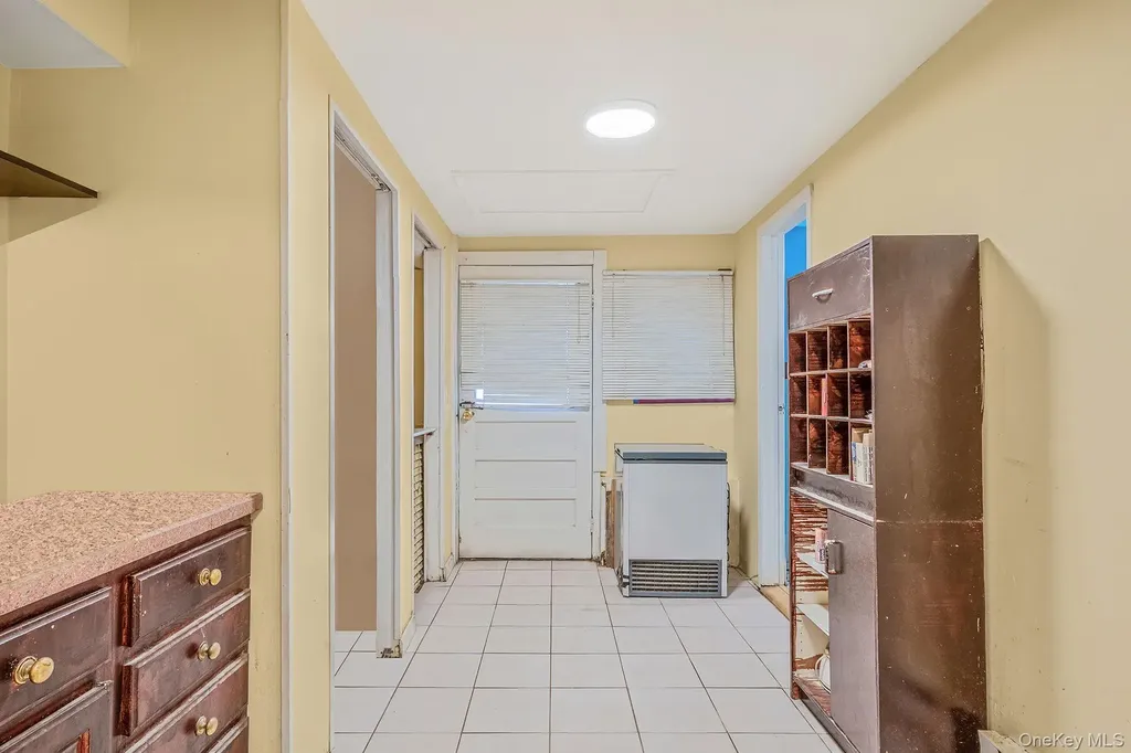 19 Amsterdam Avenue West Babylon NY 11704