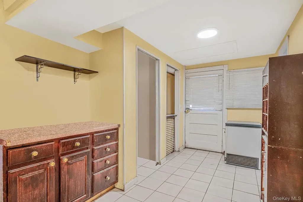19 Amsterdam Avenue West Babylon NY 11704