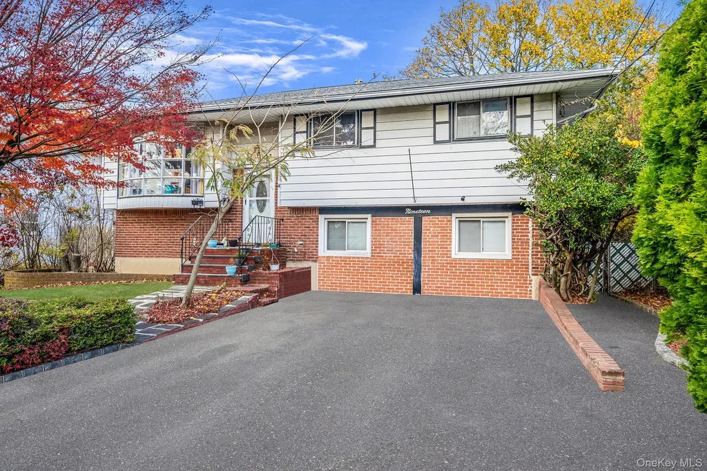 19 Amsterdam Avenue West Babylon NY 11704