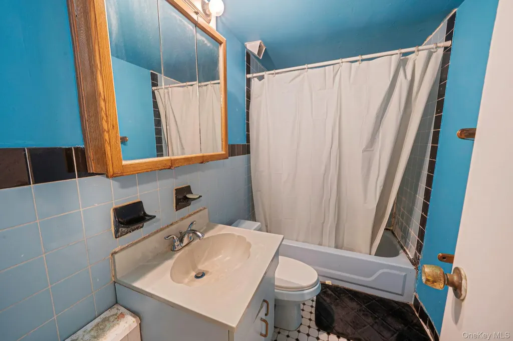 19 Amsterdam Avenue West Babylon NY 11704