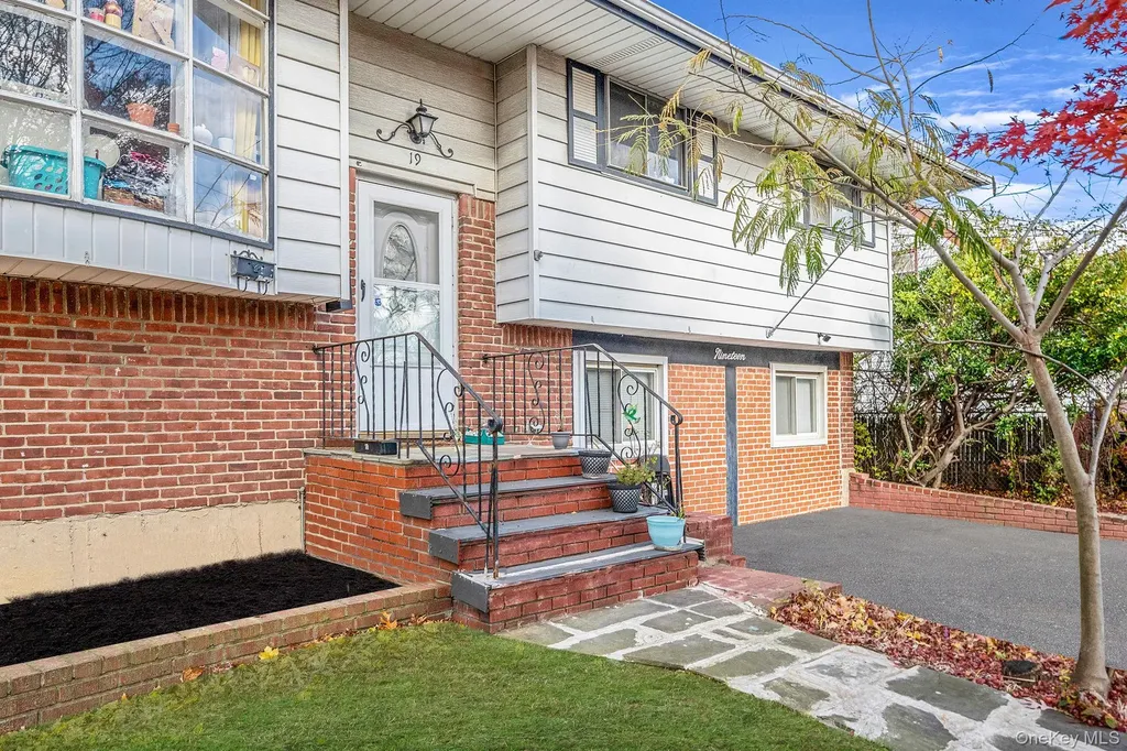 19 Amsterdam Avenue West Babylon NY 11704