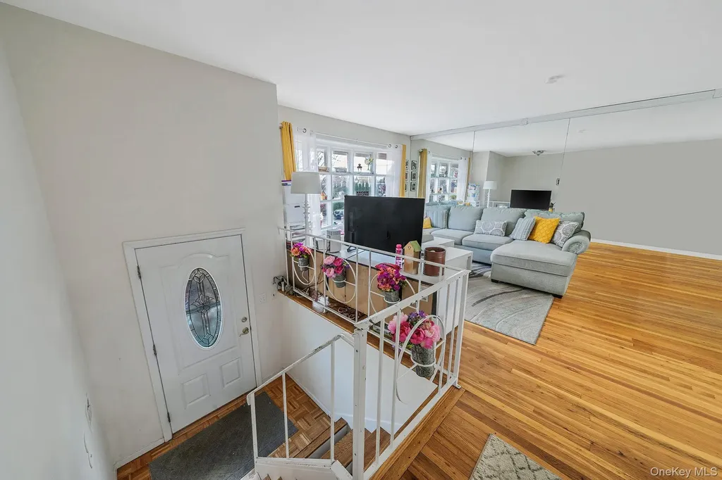 19 Amsterdam Avenue West Babylon NY 11704