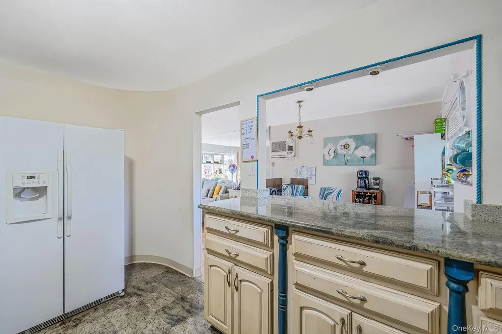 19 Amsterdam Avenue West Babylon NY 11704