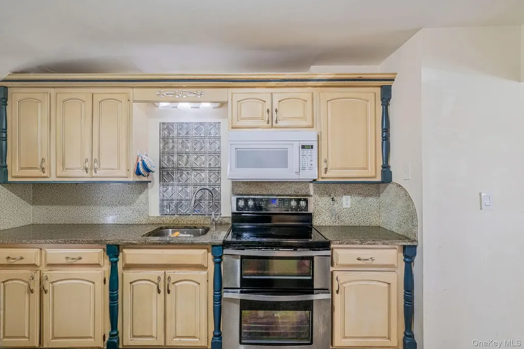 19 Amsterdam Avenue West Babylon NY 11704