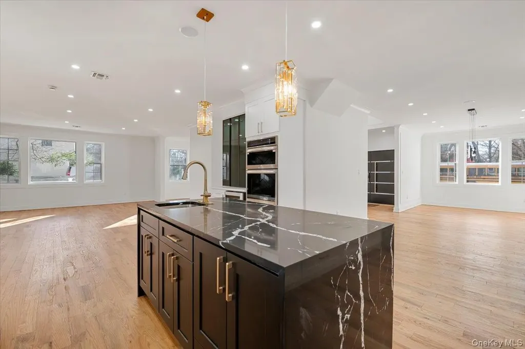 1130 Carlls Straight Path Dix Hills NY 11746