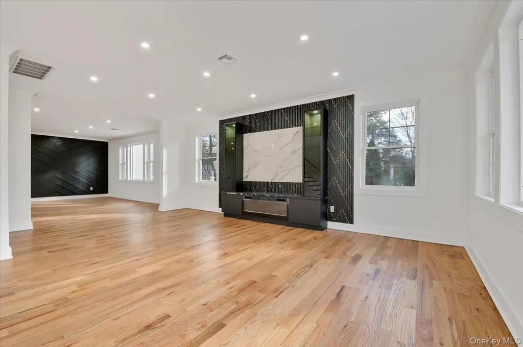 1130 Carlls Straight Path Dix Hills NY 11746