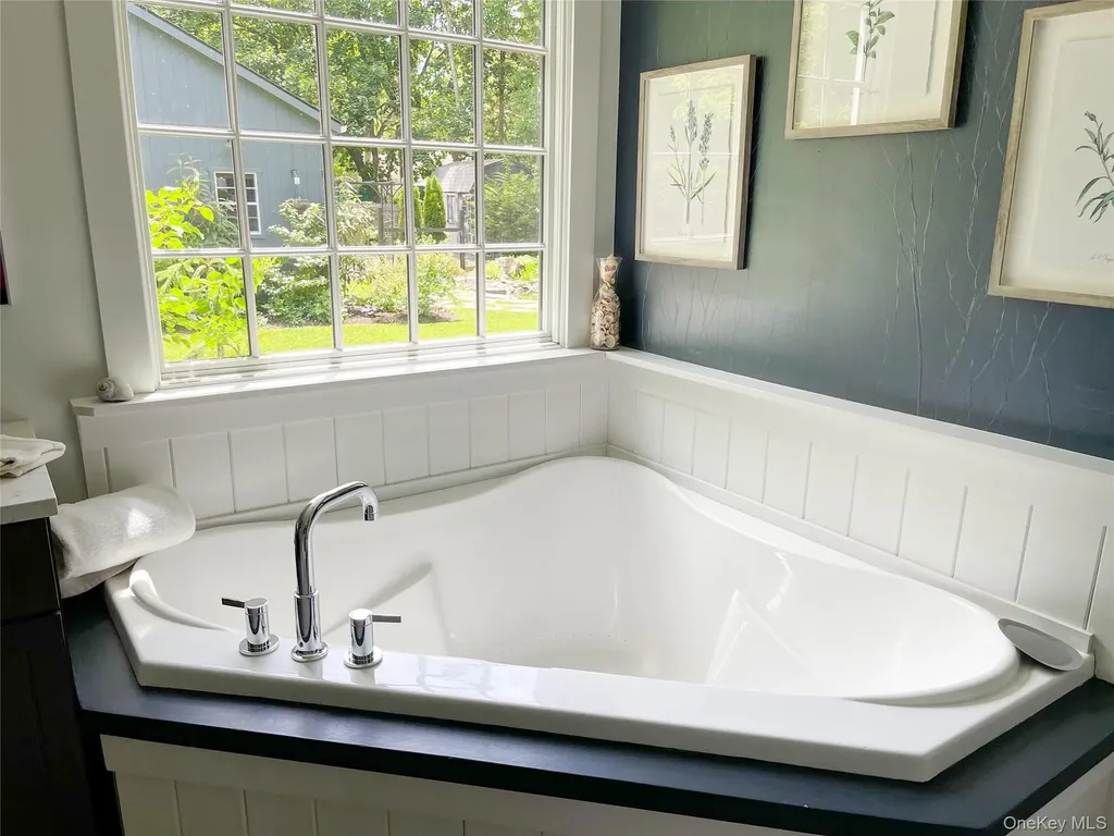 6 Long Lane Hampton Bays NY 11946