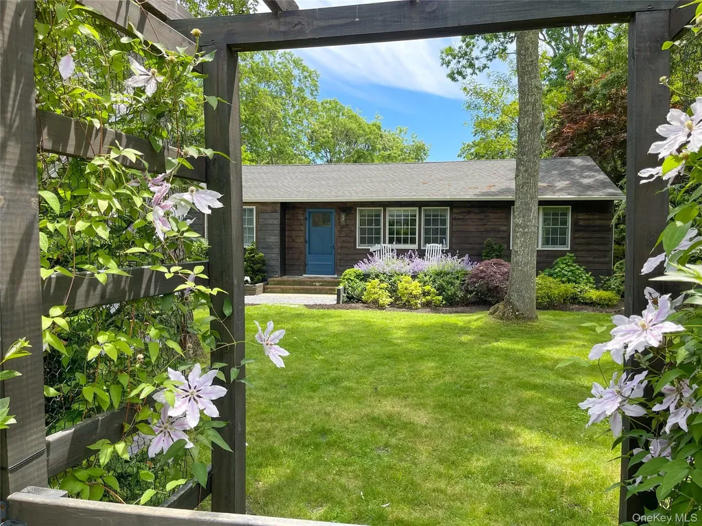 6 Long Lane Hampton Bays NY 11946