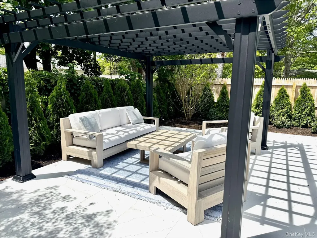 6 Long Lane Hampton Bays NY 11946