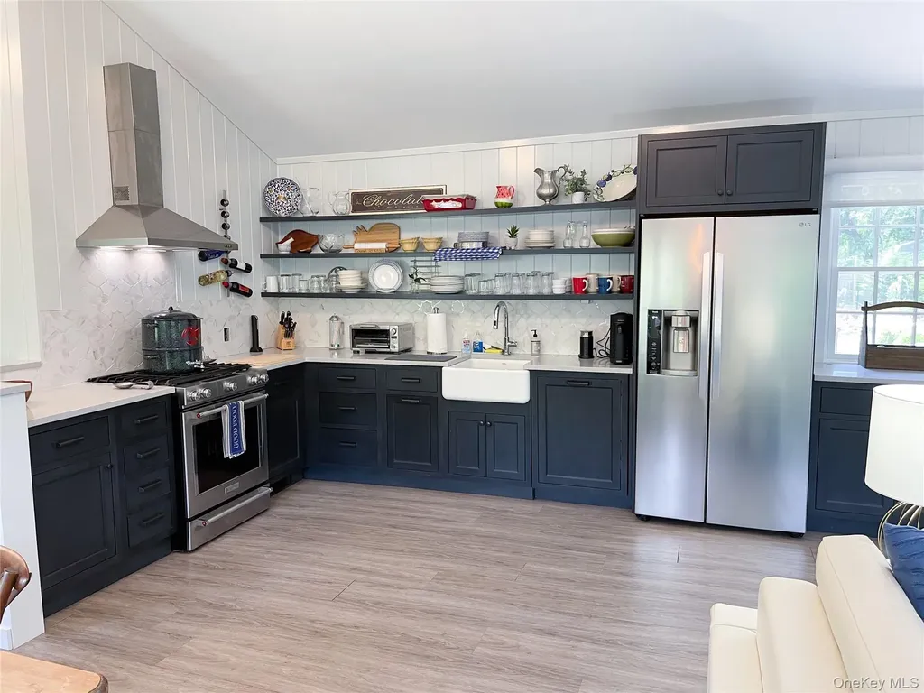 6 Long Lane Hampton Bays NY 11946