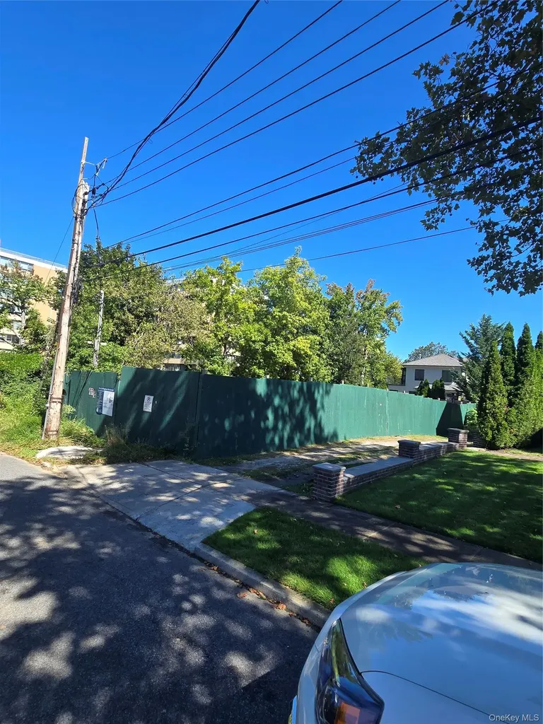 10-33 Burton Street Beechhurst NY 11357