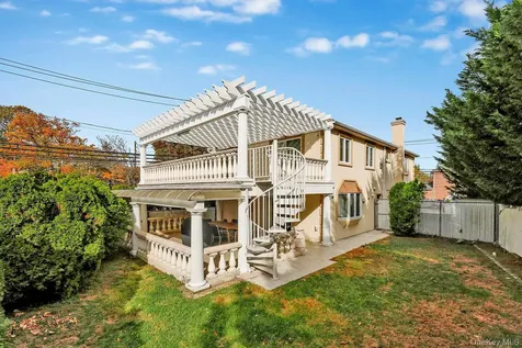 330 Bayville Avenue Bayville NY 11709