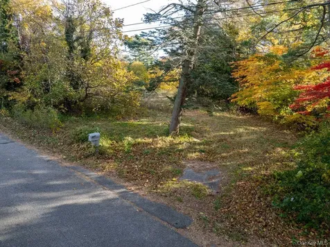 81 Old Broadway Avenue Sayville NY 11782