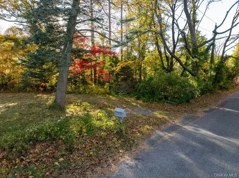 81 Old Broadway Avenue Sayville NY 11782