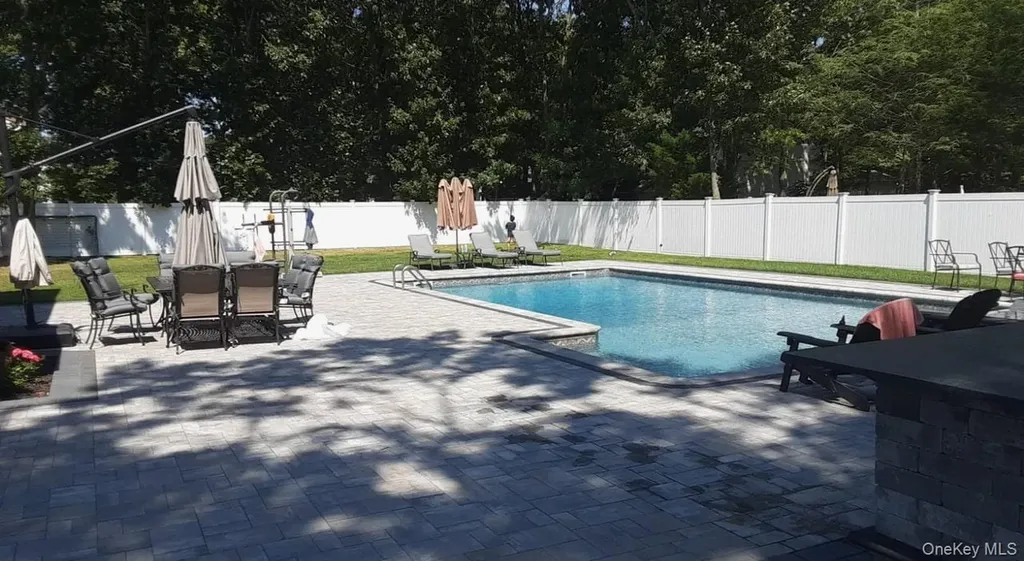 7 Sweet Briar Path Lake Grove NY 11755