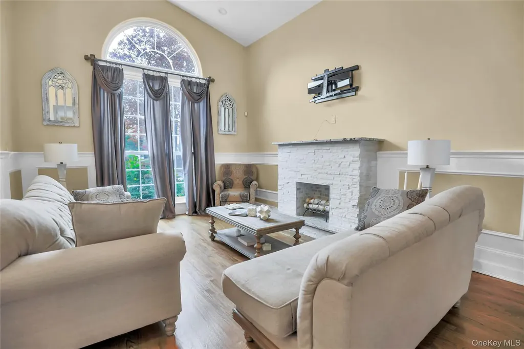 7 Sweet Briar Path Lake Grove NY 11755